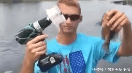 电钻|男子发明神奇钓鱼工具,直播试验收获满满,乐的合不拢嘴