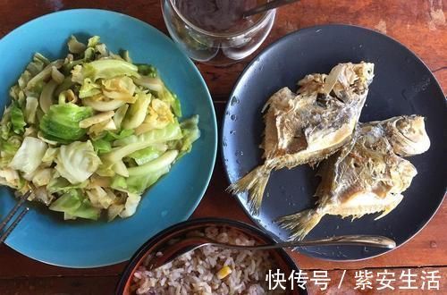 吃饭|每年约有九百万人死于高血压,用几个正确的吃饭方式,远离高血压