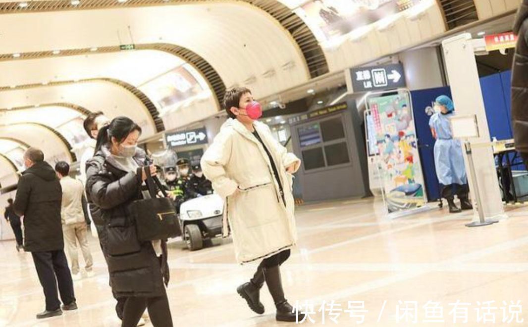 深色|向太也是洋气人,剪“超短发”配圆脸好富态,穿8万羽绒服更贵气