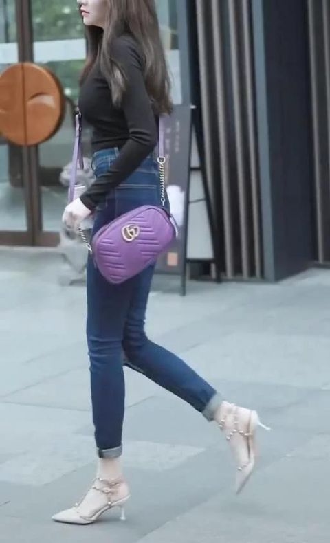 这个靓姐穿8cm高的“吸盘鞋”,双腿迈开1米，是怎么做到的