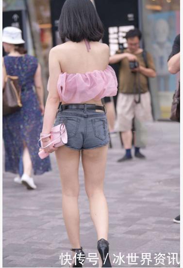薄纱|粉色薄纱背心搭配牛仔短裤,时髦出众,青春有活力
