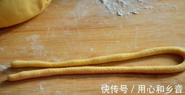 面粉里面加上2个鸡蛋，自己在家炸麻花，香脆好吃！