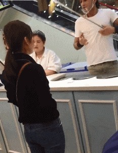 |搞笑GIF趣图:听说猪肉特别贵,给老丈人送点肉吃!