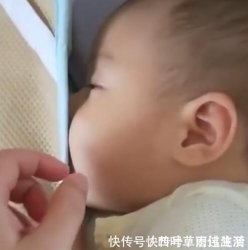 偷吃|宝妈看见小宝宝在偷吃东西，觉得非常好奇，掀开被子哈哈大笑