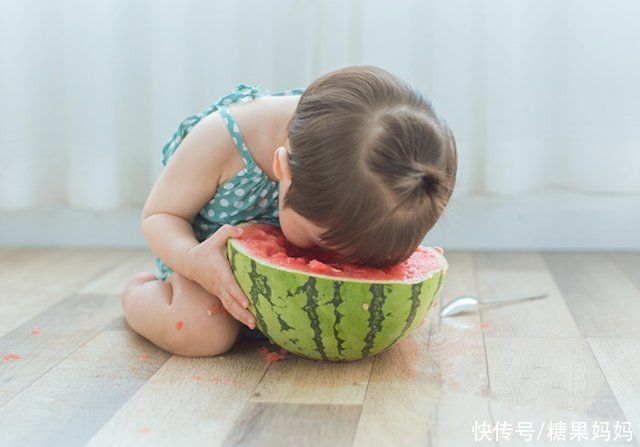 西瓜|炎热天气给娃吃西瓜，许多细节家长没注意到，如何正确“吃瓜”？