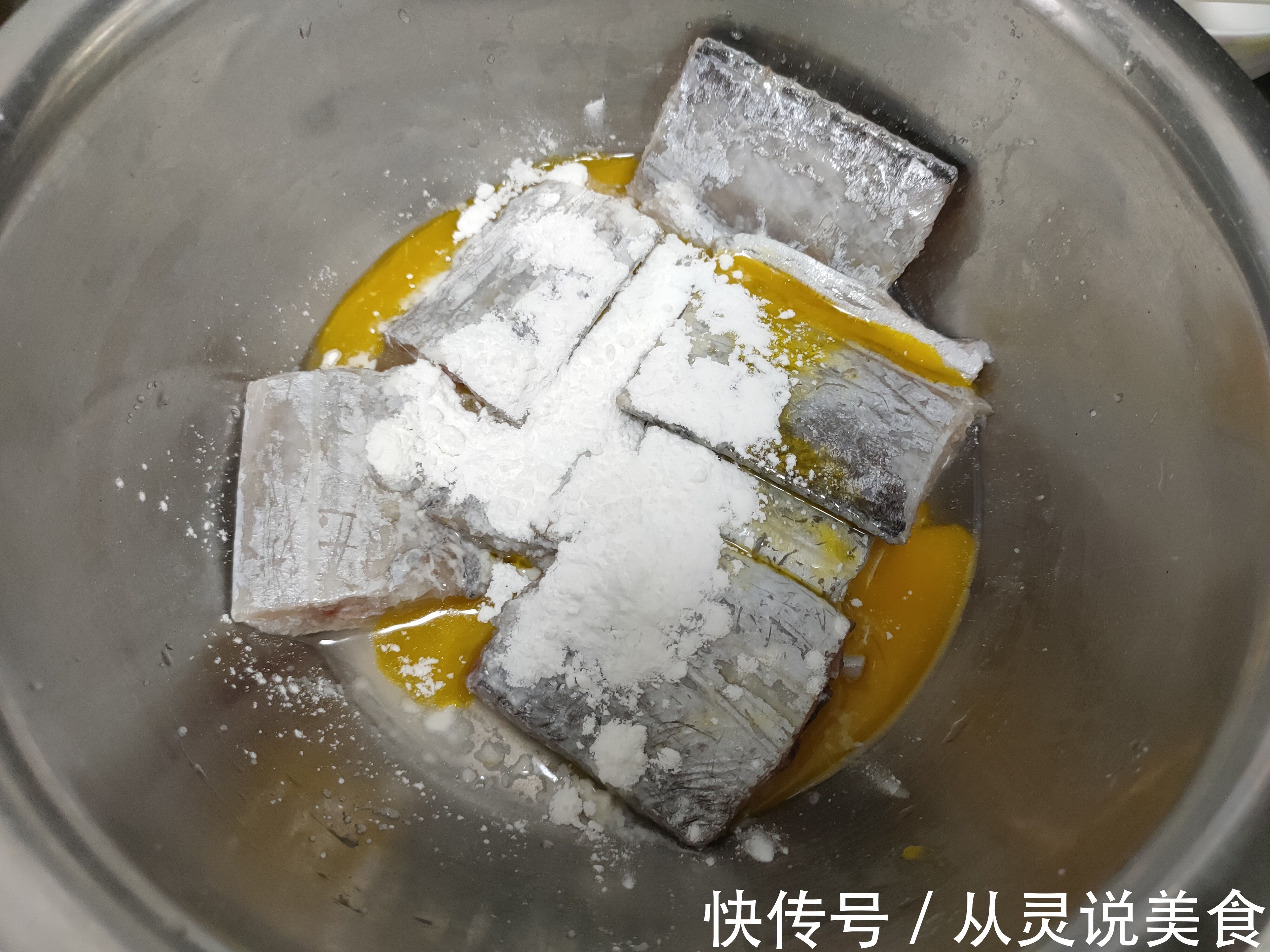 煎带鱼时，别再放面粉了，教你多加2味，带鱼外酥里嫩