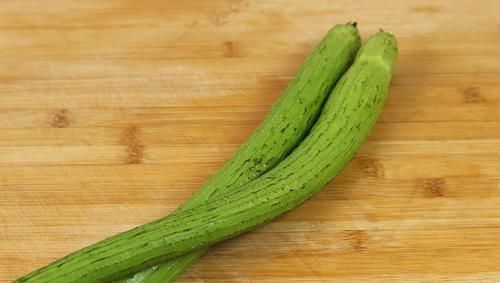 丝瓜皮|炒丝瓜时，记得不要直接下锅炒，多加这一步，丝瓜不发黑更有食欲