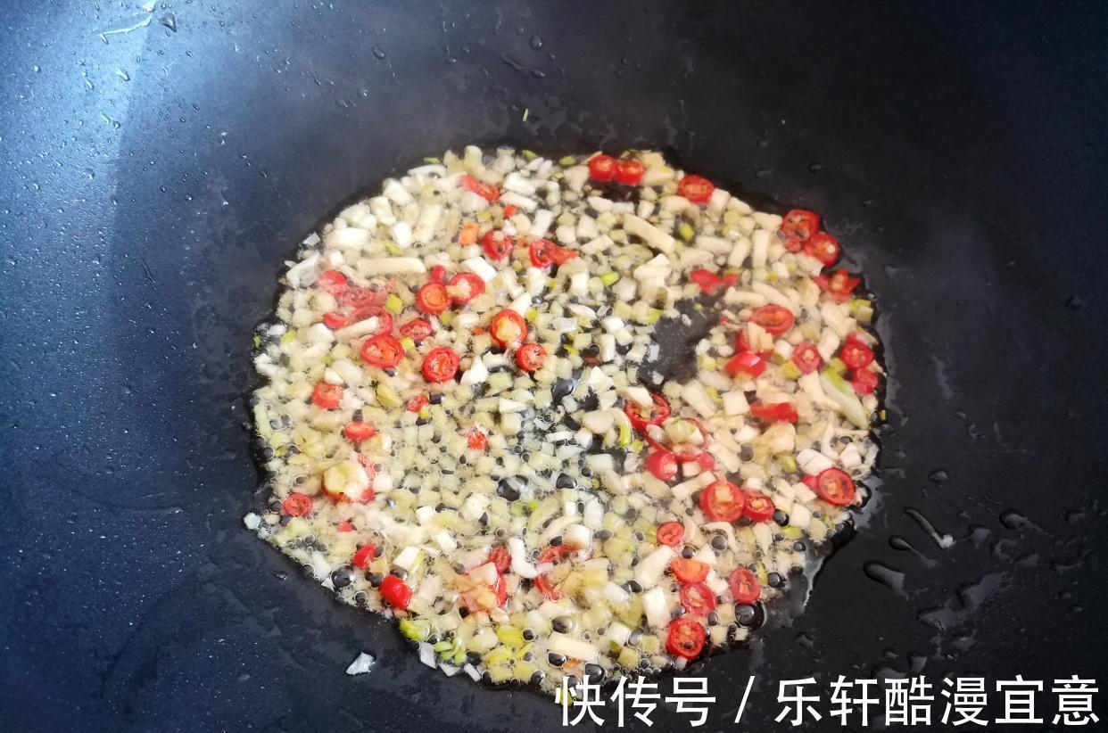 盆子|凉拌西兰花，最忌焯水，学个新做法，营养流失少，爽脆又入味