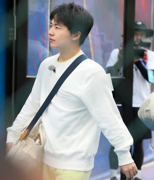 郭麒麟回归《奔跑吧》,谁留意到蔡徐坤第一反应?真实交情藏不住了