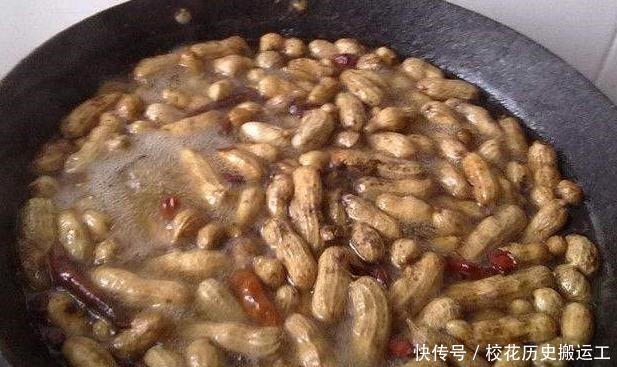 水煮花生时,不要直接下锅,煮前多做两步,花生更香更入味!