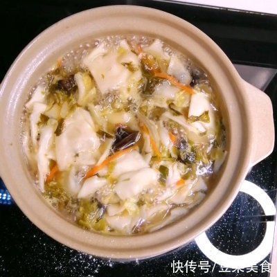 #我心中的冬日限定#冬日里的开胃美食——酸菜肥牛揪面片