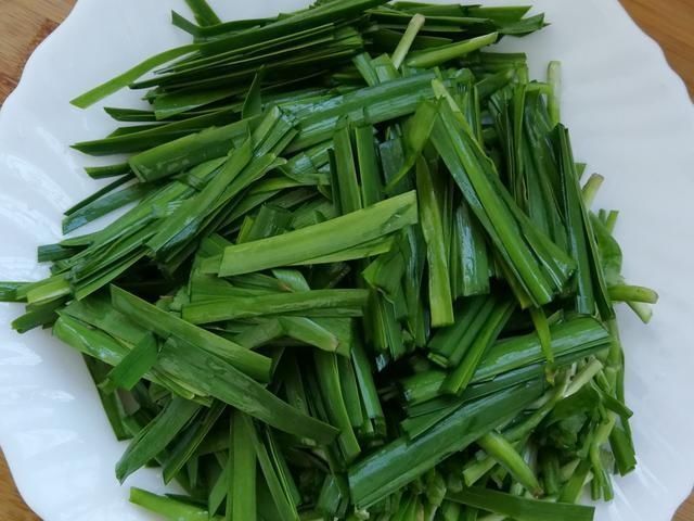 学会这样做酸辣炒韭菜,色泽诱人且香味扑鼻,让人垂涎不止