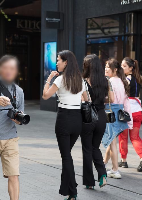 简洁的黑白配展现出她与众不同的美