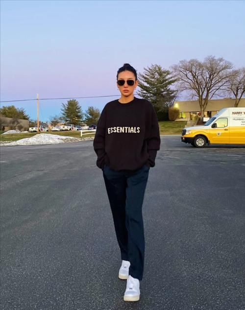 收起阔腿裤吧！现在腿短、腿粗的女人流行穿高筒裤，气质显高显瘦