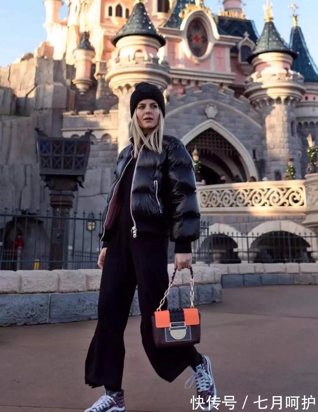 减龄 适合中年女人的“黑羽绒服”穿搭,不老气、不显胖,体面又减龄