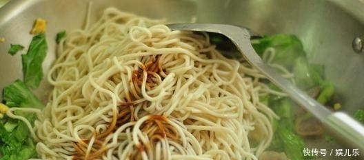 估计|晚餐面条最好吃做法,估计一半人不知道,赶紧学做