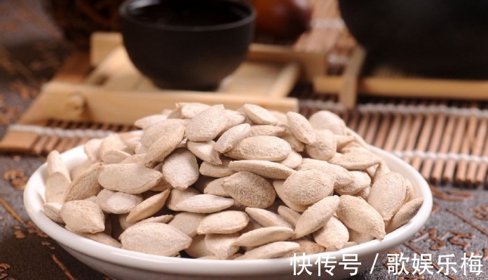身体不适|日常吃一把南瓜子，好处多又多，但有4种人却没福吃！