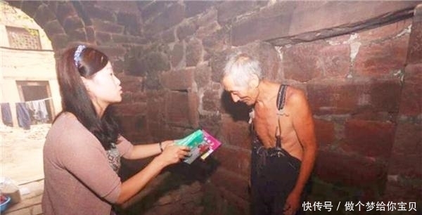 清代状元的后裔:独居深山状元府,坚守着祖宅,无水无电乞讨度日