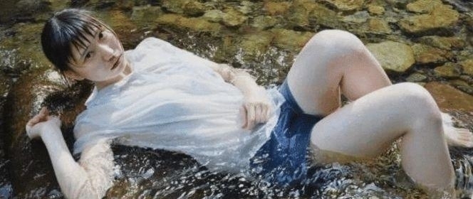 放大|日本画家一幅“水中少女”图火了,当放大10倍再看,人们傻了