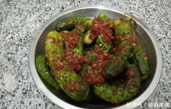 黄瓜|农村大姐把黄瓜塞进瓶子，众人不解，1月后一看价钱翻了几十倍