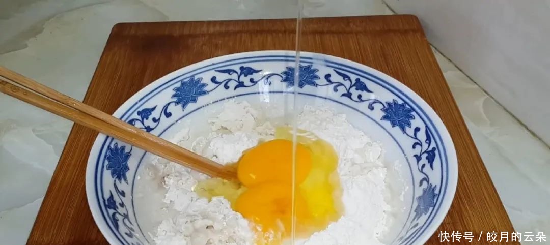 花生|油条怎么做才最好吃吗，加半斤花生，不吃面食的孩子也说香，好吃！