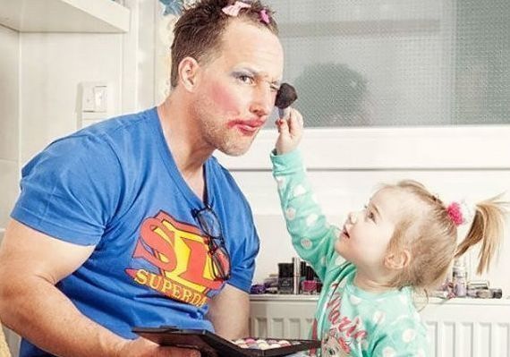 爸爸|爸爸带着双胞胎儿子出门玩,半天没有回家,宝妈被眼前一幕逗笑