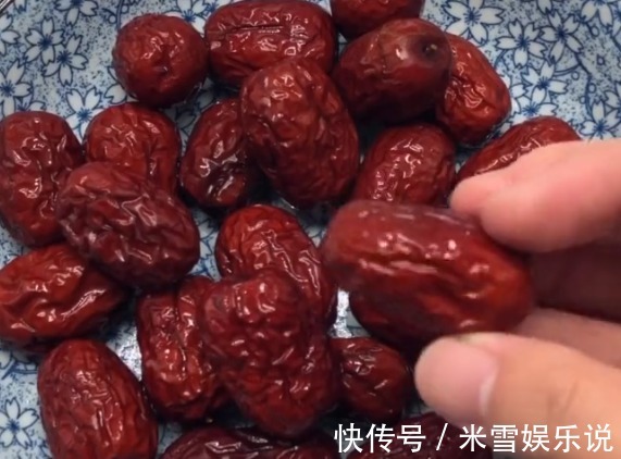 红枣直接咬的吃特别脏,卖枣老板教我一招,细灰尘虫卵统统干掉