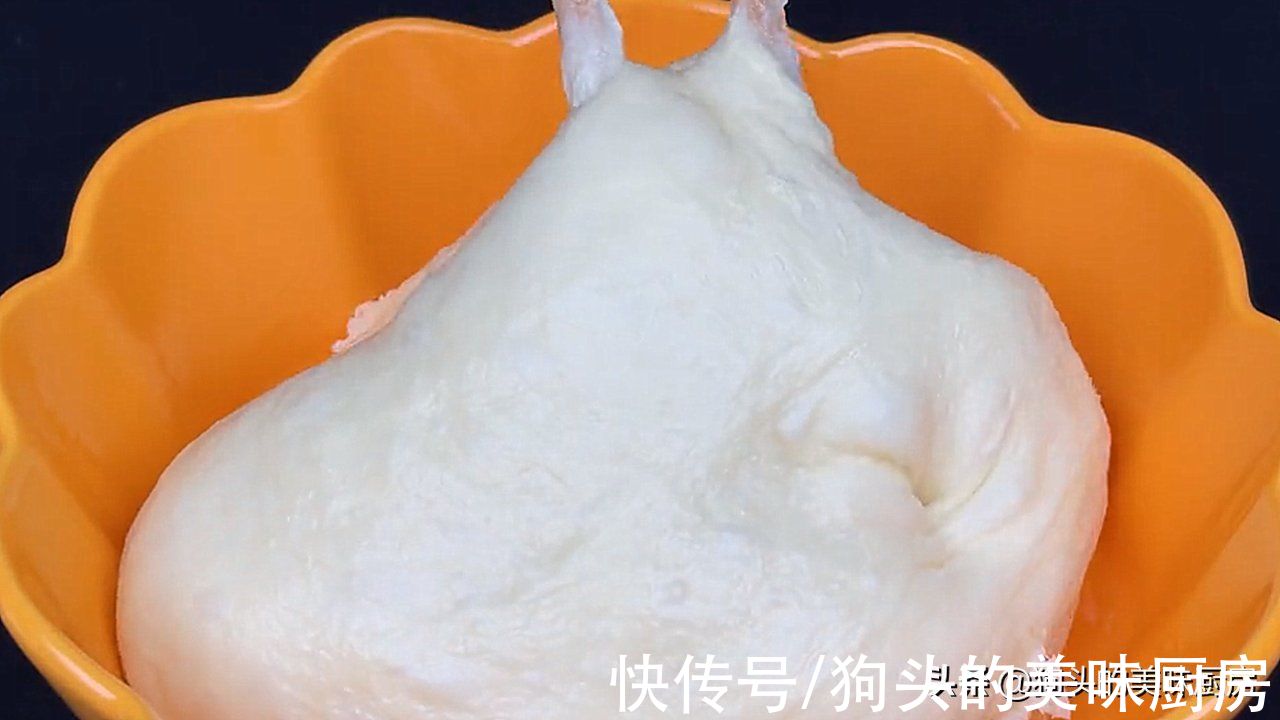 发糕这样做，不用揉面，一搅一蒸就出锅，松软香甜，比面包还好吃