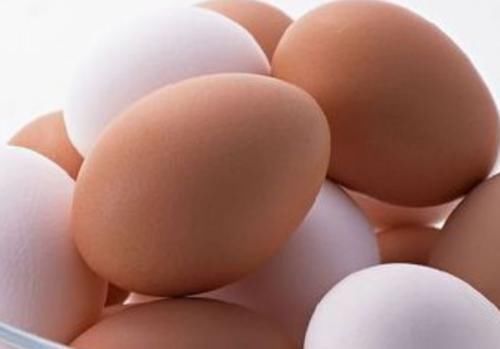 去菜市场买鸡蛋时,买红壳还是白壳?营养师:多半人都买不对!