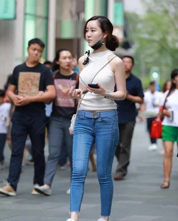 牛仔裤 蓝色牛仔裤配无袖针织衫,休闲清爽又好看