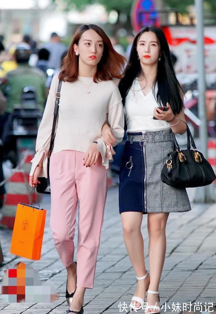 街拍|街拍美女:美丽的闺蜜一起逛街,感觉穿裙子的小姐姐颜值要高一点哦