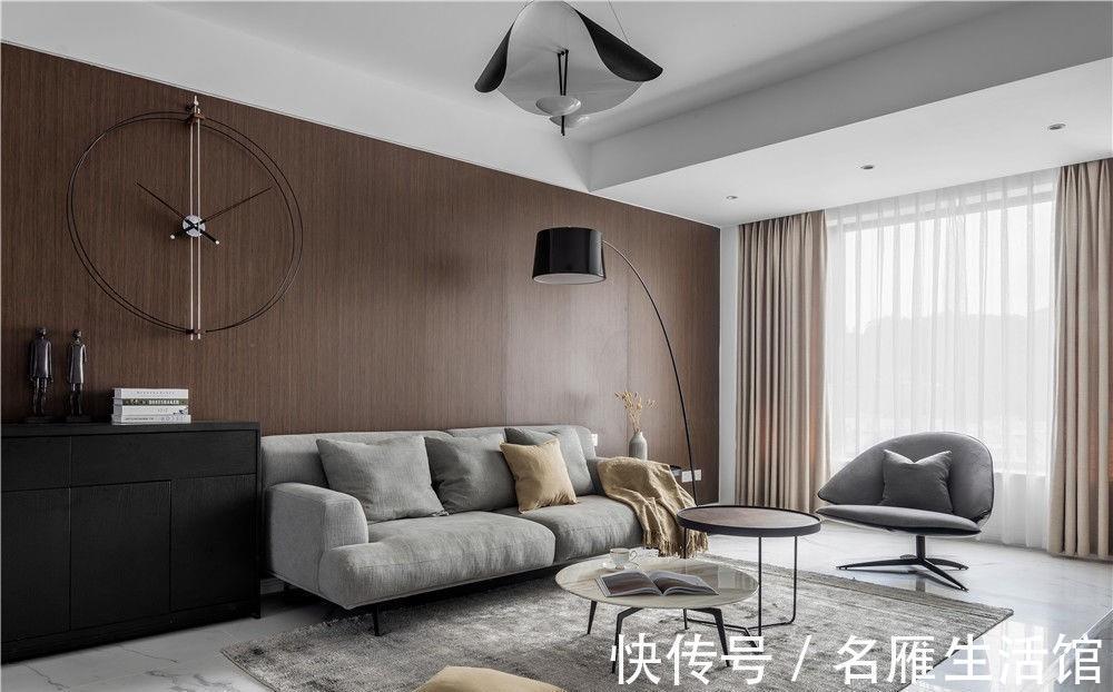 空间|黑白灰和实木打造的空间，设计独立入户鞋帽间，满足五口人的需求