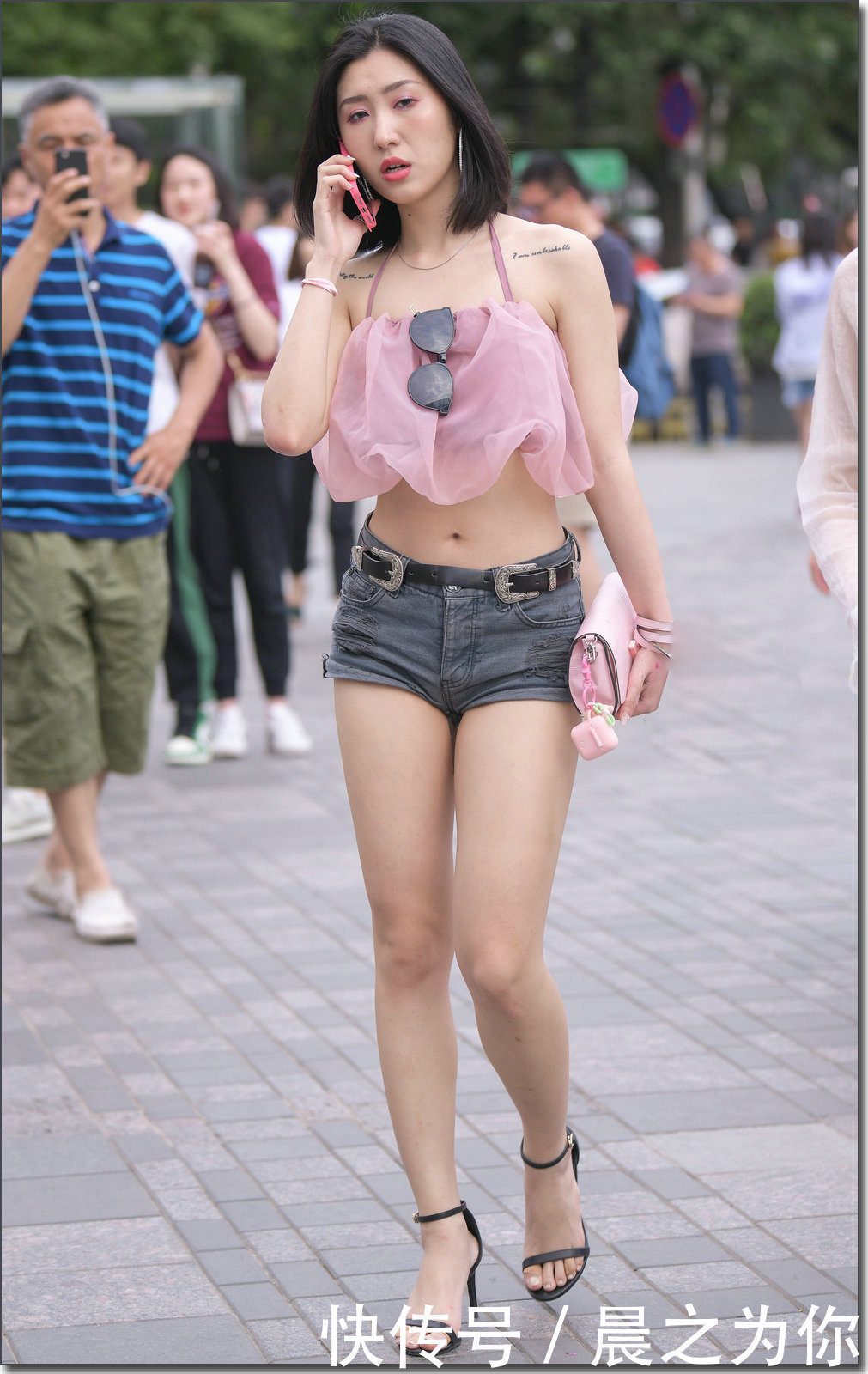 街拍漏脐装搭配超短裤,这位小姐姐很省面料