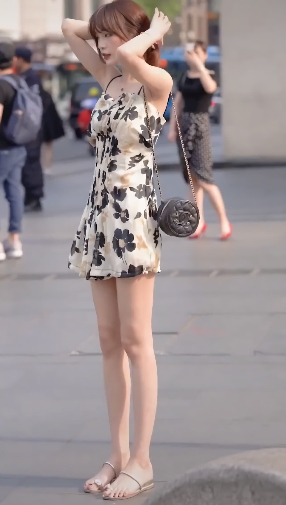 大长腿|街拍小姐姐天生一张上镜脸,穿花朵裙真美,大长腿在全网都少见!
