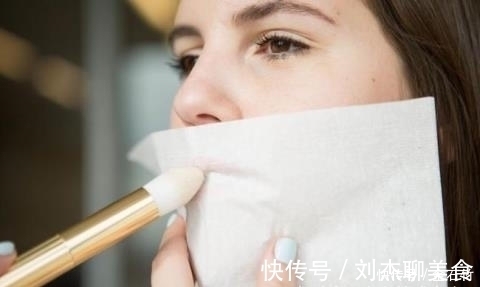 妹子们 涂完口红后别急着抿嘴! 多做“这一步” 口红持久不易掉色!