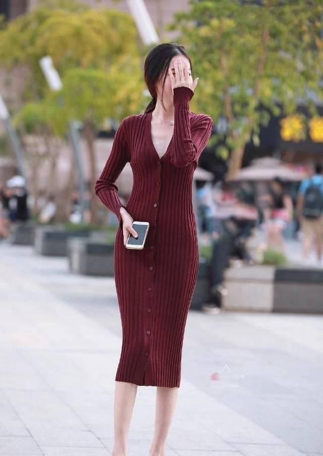 美女穿紧身连衣裙,凸显好身材,大写的赞