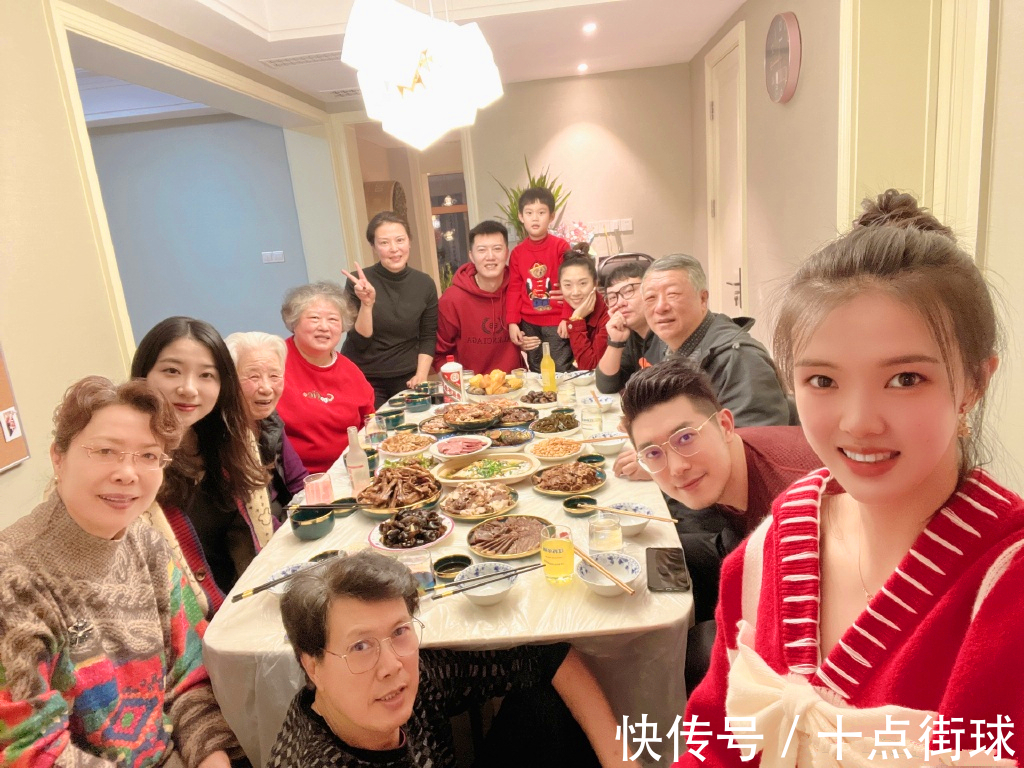 北京奥神队|张常宁全家13口热闹过年,富二代老公很帅!两人结婚三年没办婚礼