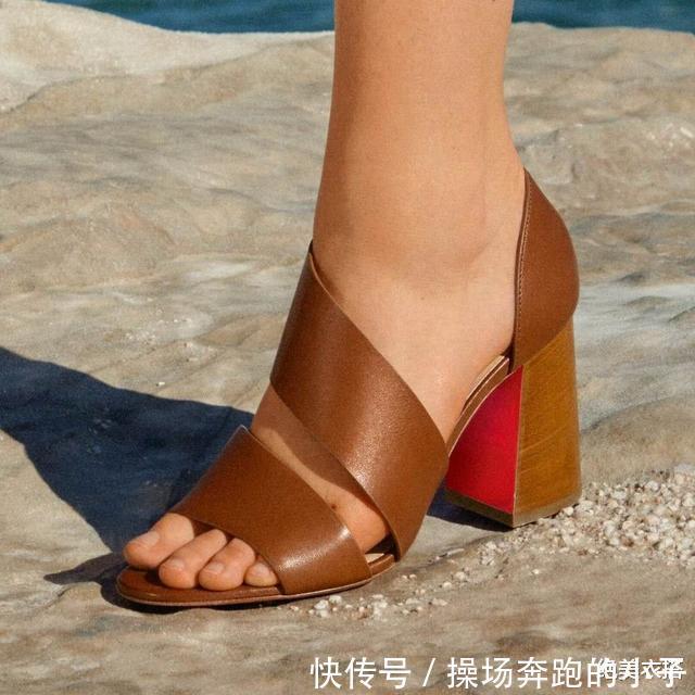 乖,穿高跟凉鞋的正确姿势送你,有了它,今夏的“女人味”有救了