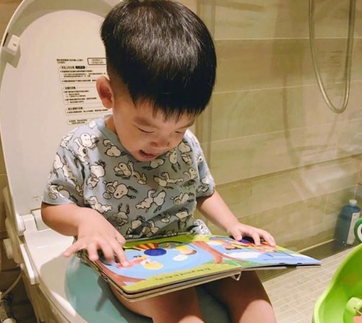 雨桐|孩子有3个“怪癖”，说明进入了肛欲期，家长再生气也要忍为上策