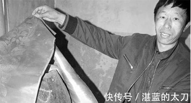 父亲#父亲去世后,孝子将遗体塑金身摆家里供奉,全村无人敢去串门