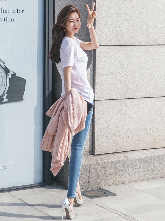 街拍:身材高挑的小姐姐,墨镜戴出了个性,笑容很甜美