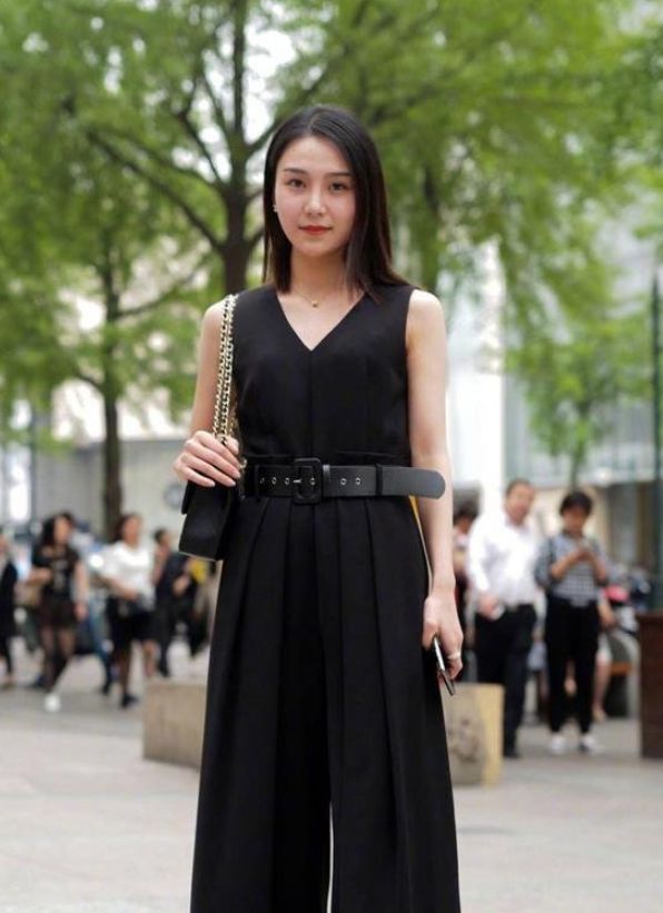 街拍:拍到一个穿一身黑色的小姐姐,神秘而又有气场!
