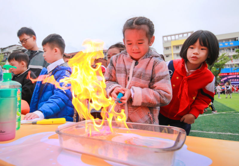 曾庆旻|柳州市鱼峰区：校园科技节让学生过足“科学瘾”