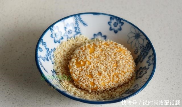 这个南瓜饼太好吃了!不加一滴水,软糯香甜,隔三差五就馋它