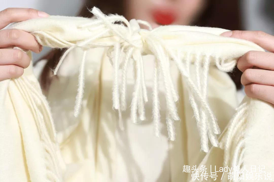 穿大衣怎样系围巾这样搭配比别人高级10条街,太有贵妇范了