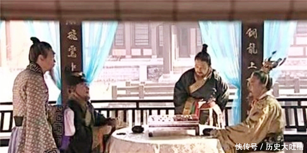 太监|康熙与侍卫下棋侍卫毫不“放水”,被太监解围后,活活饿死棋盘边