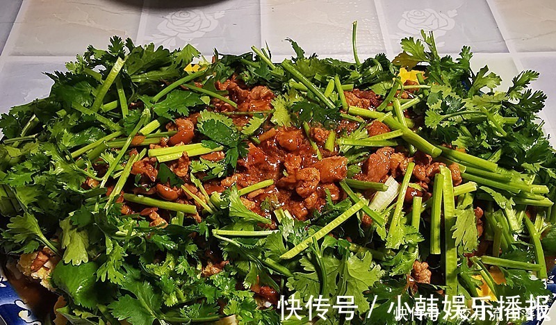 凉拌茄子|此菜是“降血压之王”，中老年人要常吃，一蒸一拌浇上料汁，真香！