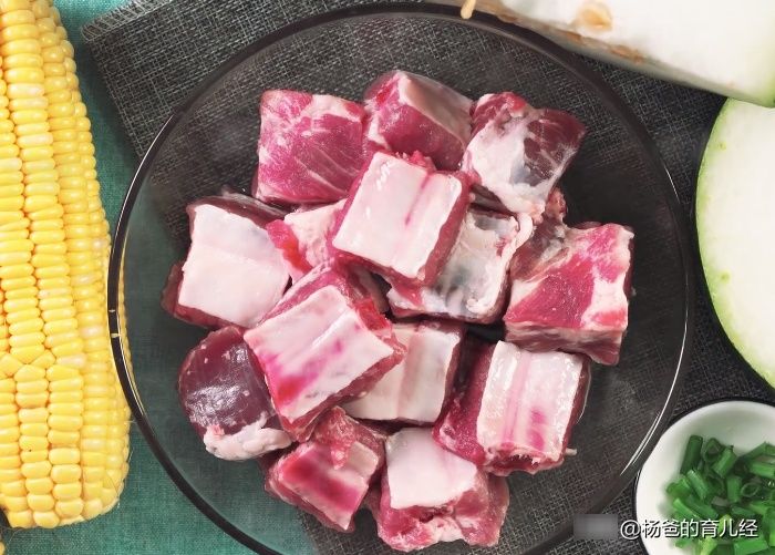  两样|排骨中加两样食材，鲜香肉嫩又营养，简单一炖，孩子特爱吃