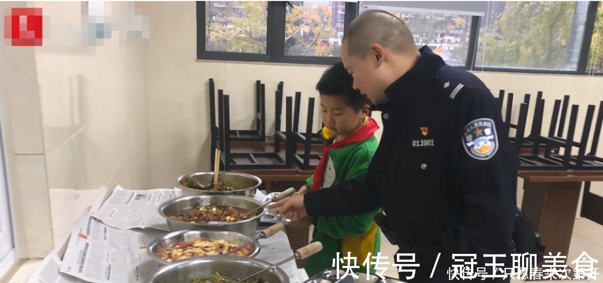 邻居家|萌娃大摇大摆上门“蹭吃”火了,双手插兜表情贼逗:婶,我又来了