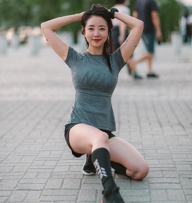 跑友|姑娘爱跑步，身材很苗条，跟着跑友练力量，身材更好了